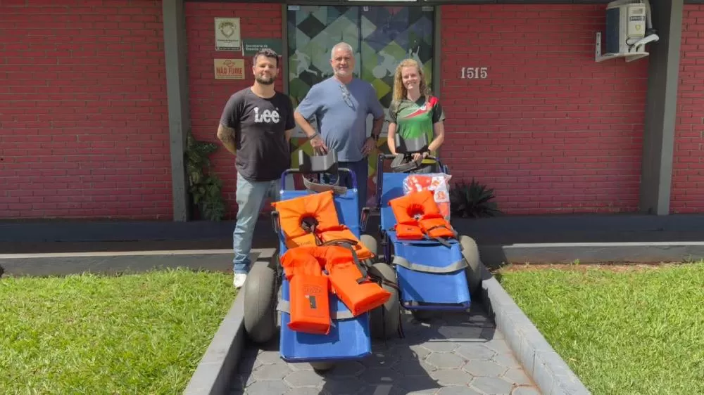 Secretaria de Esporte e Lazer recebe duas cadeiras anfíbias da Secretaria da Família e do Deficiente do Estado do Paraná
