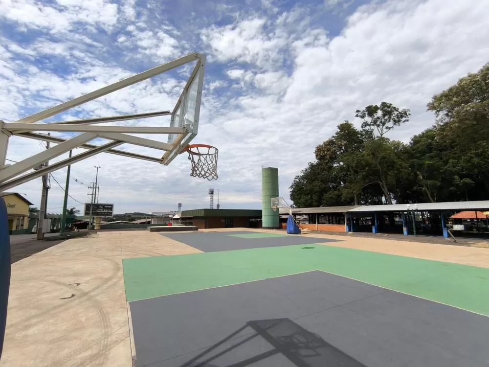 Quadras de basquete 3x3 são instaladas no parque de exposições