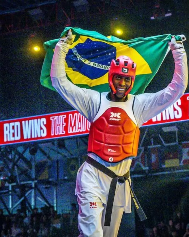 Henrique Marques é ouro no Mundial de taekwondo e se torna 1º homem do Brasil campeão